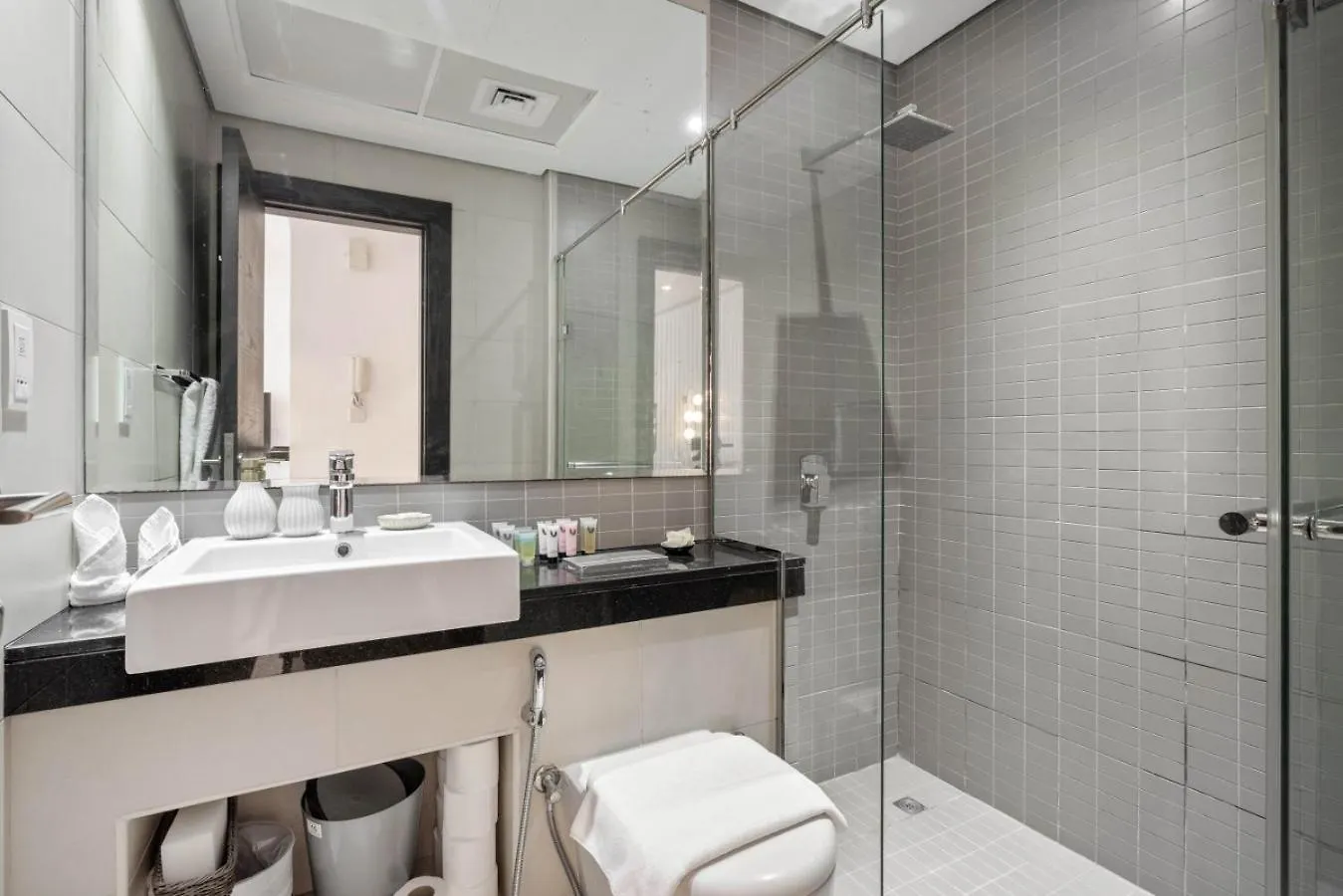 Apartment Luxury Studio In Dubai Marina With Canal Views