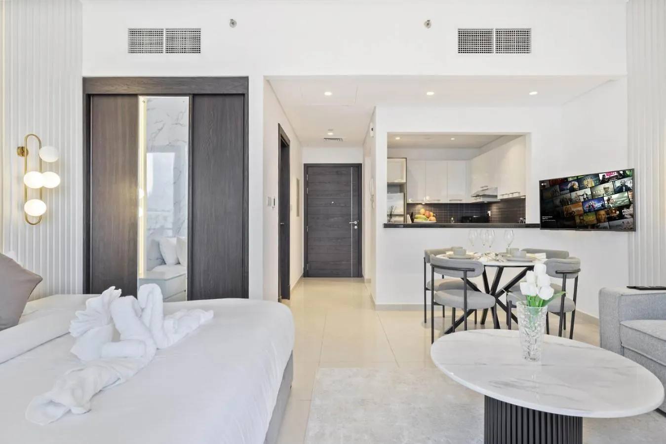Luxury Studio In Dubai Marina With Canal Views Apartment